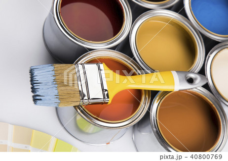 Tin cans with paint and brushes 40800769