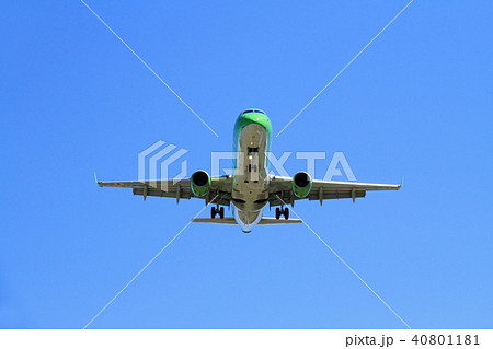 着陸態勢の飛行機 40801181
