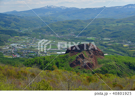 春の北海道壮瞥町昭和新山の風景を有珠山展望台から撮影 40801925