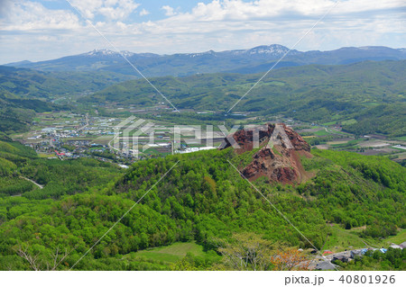 春の北海道壮瞥町昭和新山の風景を有珠山展望台から撮影 40801926