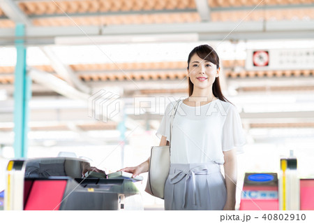 ビジネスウーマン（通勤）　撮影協力「京王電鉄株式会社」 40802910