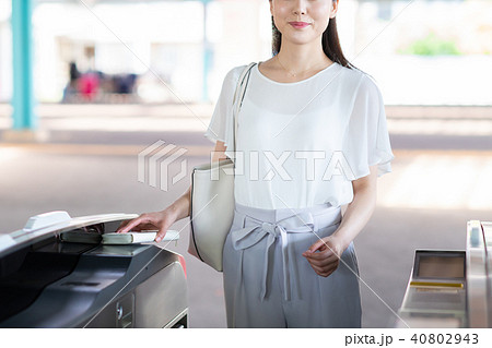 ビジネスウーマン(改札) 撮影協力「京王電鉄株式会社」 ビジネスウーマン(改札) 撮影協力「京王電鉄株式会社」 40802943