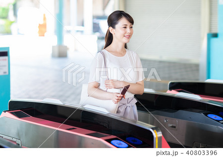 ビジネスウーマン(通勤ー改札) 撮影協力「京王電鉄株式会社」 ビジネスウーマン(通勤ー改札) 撮影協力「京王電鉄株式会社」 40803396