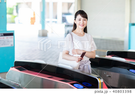 ビジネスウーマン（通勤ー改札）　撮影協力「京王電鉄株式会社」　 40803398