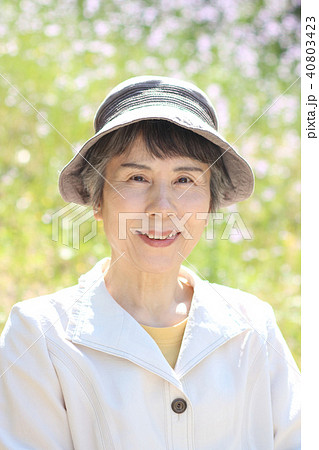 シニア 女性 笑顔 バストアップ 100ミリ シニア 女性 笑顔 バストアップ 100ミリ 40803423