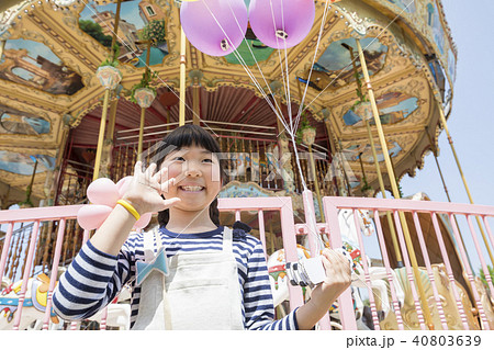 遊園地で手を振る子供 40803639