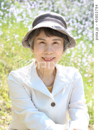シニア　女性　笑顔　ウエストアップ　55ミリ 40803794