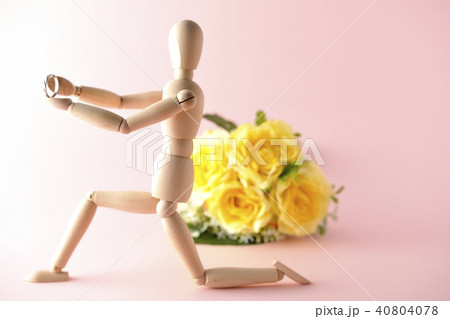 プロポーズ 結婚してください 花束の写真素材