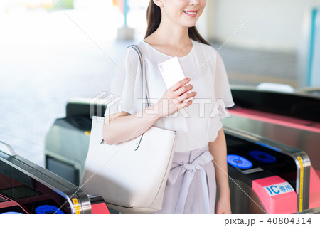 ビジネスウーマン(通勤-スマホ) 撮影協力「京王電鉄株式会社」 ビジネスウーマン(通勤-スマホ) 撮影協力「京王電鉄株式会社」 40804314