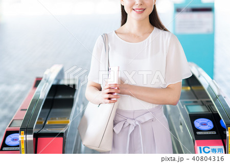 ビジネスウーマン（通勤－スマホ）　撮影協力「京王電鉄株式会社」 40804316