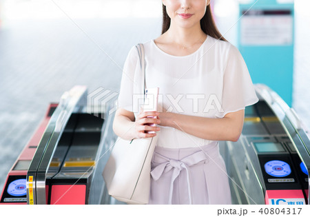 ビジネスウーマン（通勤－スマホ）　撮影協力「京王電鉄株式会社」 40804317