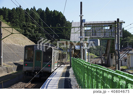 工事中の豊原駅と東北本線701系 40804675