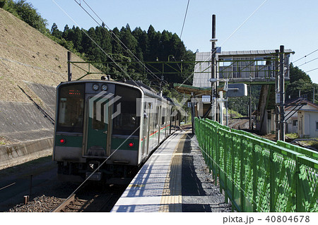 工事中の豊原駅と東北本線701系 40804678