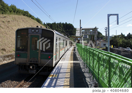 工事中の豊原駅と東北本線701系 40804680