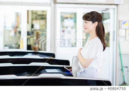 ビジネスウーマン（通勤ー電車）　撮影協力「京王電鉄株式会社」 40804750