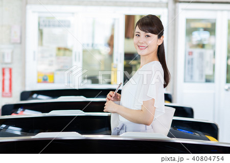 ビジネスウーマン(通勤ー電車) 撮影協力「京王電鉄株式会社」 ビジネスウーマン(通勤ー電車) 撮影協力「京王電鉄株式会社」 40804754