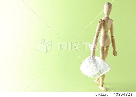 ごみを持って・・・。 40804822