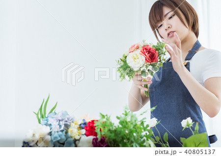 ブーケを作る女性 40805137