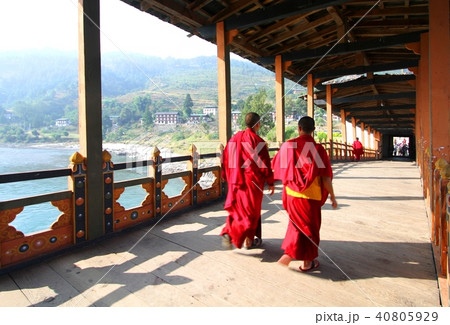 Young monks walking on PUNA MOCCHU BAZAM bridge Young monks walking on PUNA MOCCHU BAZAM bridge 40805929