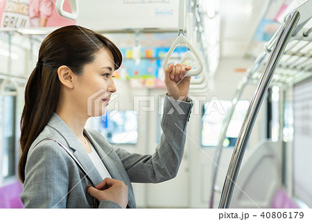 ビジネスウーマン（電車）　　撮影協力「京王電鉄株式会社」 40806179