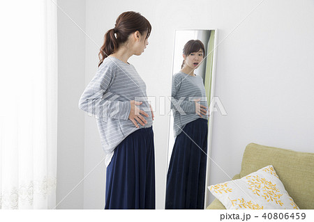 鏡をみる30代女性 鏡をみる30代女性 40806459