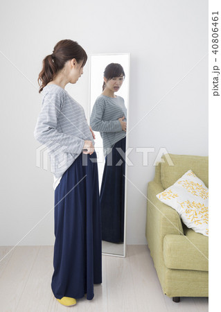 鏡をみる30代女性 40806461