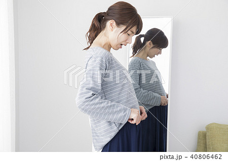 鏡をみる30代女性 40806462