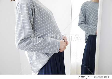 鏡をみる30代女性 40806464
