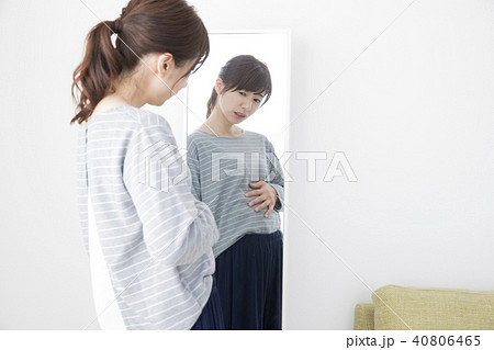 鏡をみる30代女性 40806465