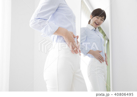 鏡を見る30代女性 40806495