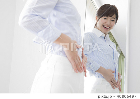鏡を見る30代女性 鏡を見る30代女性 40806497