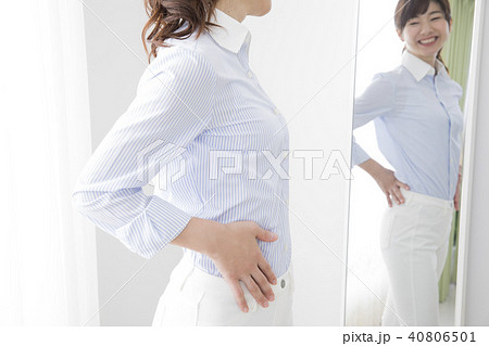 鏡を見る30代女性 40806501