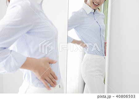 鏡を見る30代女性 鏡を見る30代女性 40806503