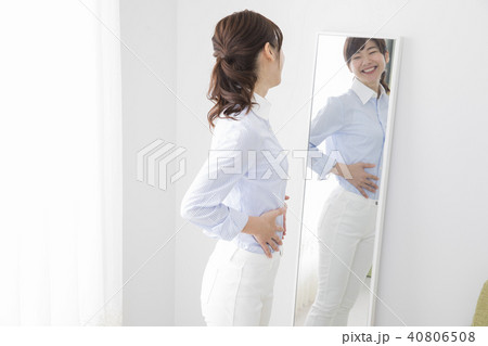 鏡を見る30代女性 40806508