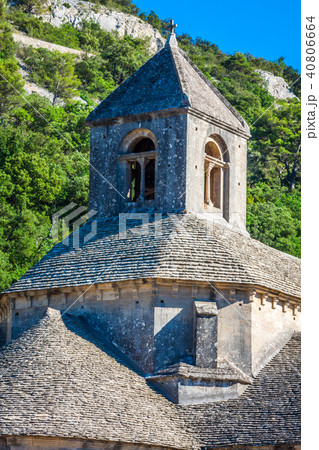 Lavender in front of the abbaye de Senanque  40806664