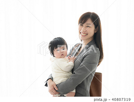 赤ちゃん　育児イメージ 40807319