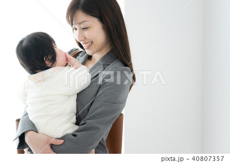 赤ちゃん　育児イメージ 40807357