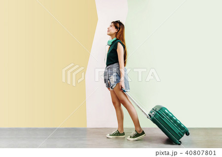 Happy Young Traveler Woman Walking with Suitcase  40807801