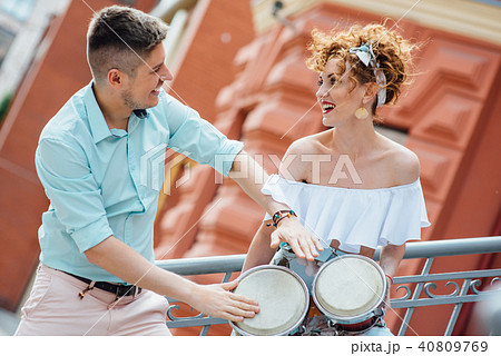 couple in love playing on the drum on the street couple in love playing on the drum on the street 40809769