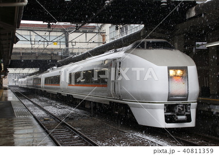 冬の上越線特急草津号:651系電車(高崎駅) 冬の上越線特急草津号:651系電車(高崎駅) 40811359