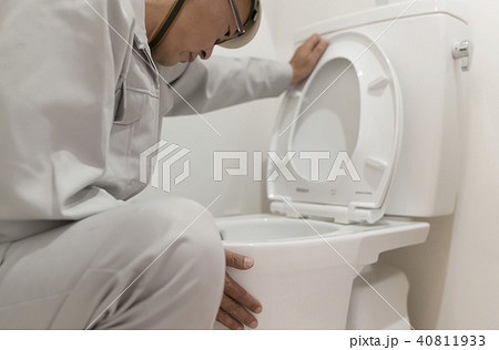 ヘルメットの作業員・住宅系汎用素材・トイレ・便器 40811933