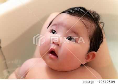 赤ちゃん お風呂の写真素材