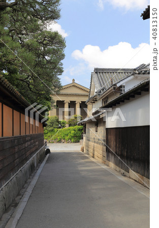 大原美術館を大原邸と有隣荘の間の路地から見る 40813150