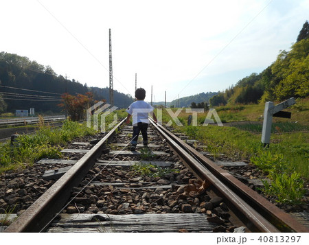 廃線を歩く男の子 廃線を歩く男の子 40813297
