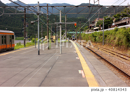 青梅線御嶽駅で待ち合わせのために停車している奥多摩行き電車と入線する青梅行き電車 1 の写真素材