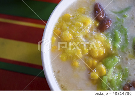 Famous Malaysian desserts called cendol 40814786