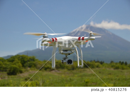 富士山の裾野でホバリングするドローン「ファントム3 スタンダード」(朝霧高原/静岡県富士宮市) 富士山の裾野でホバリングするドローン「ファントム3 スタンダード」(朝霧高原/静岡県富士宮市) 40815276