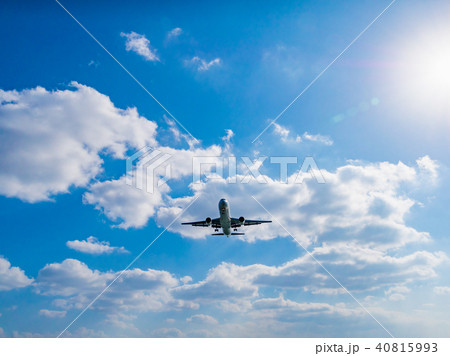 沖縄・瀬長島から望む那覇空港への着陸機 40815993