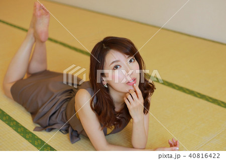 和室　女性　くつろぐ 40816422