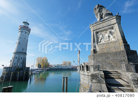 Lighthouse and a lion statue at the entrance to the harbor of Lindau, Germany 40817080